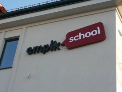 Oznakowanie siedziby Empik School w centrum